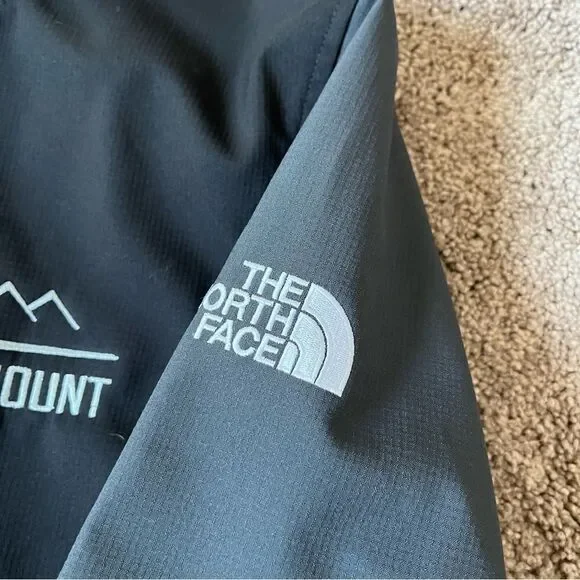 The North Face Men’s Medium Lightweight Windbreaker Jacket - Picture 6 of 10